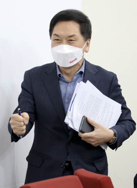 김기현 국민의힘 원내대표가 17일 국회에서 열린 국민의힘 '대장동 특혜비리 관련 의문사 진상규명위원회 1차회의'에 참석하고 있다. 국회사진기자단=연합뉴스